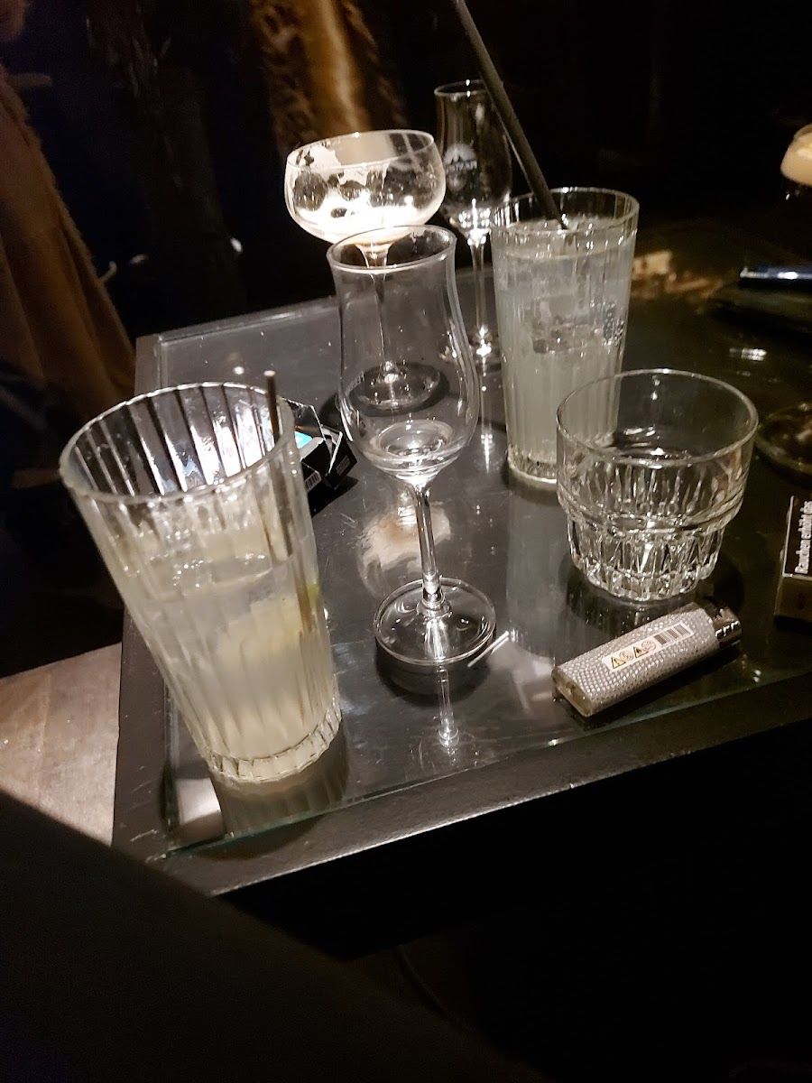 Tausend Cantina bar service