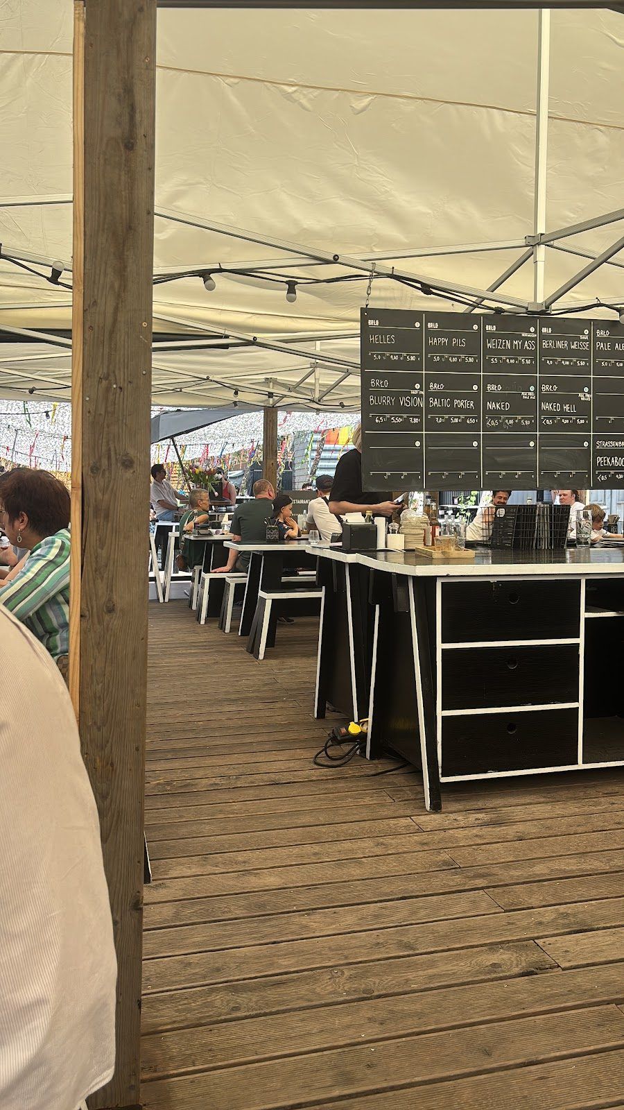 BRLO Brwhouse bar service