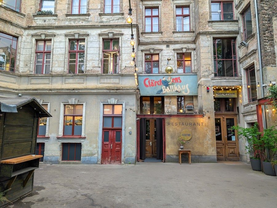 Clarchens Ballhaus cocktail at the bar