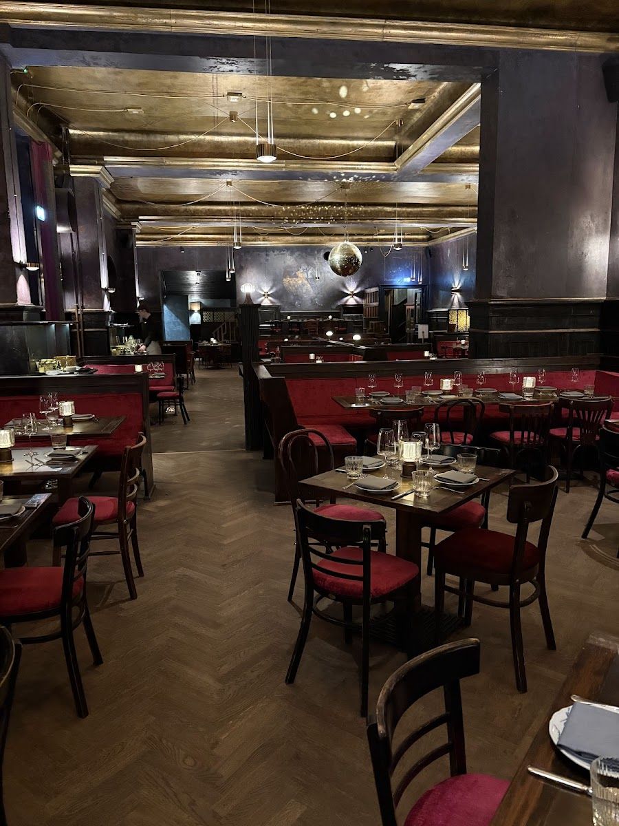 Clarchens Ballhaus bar service
