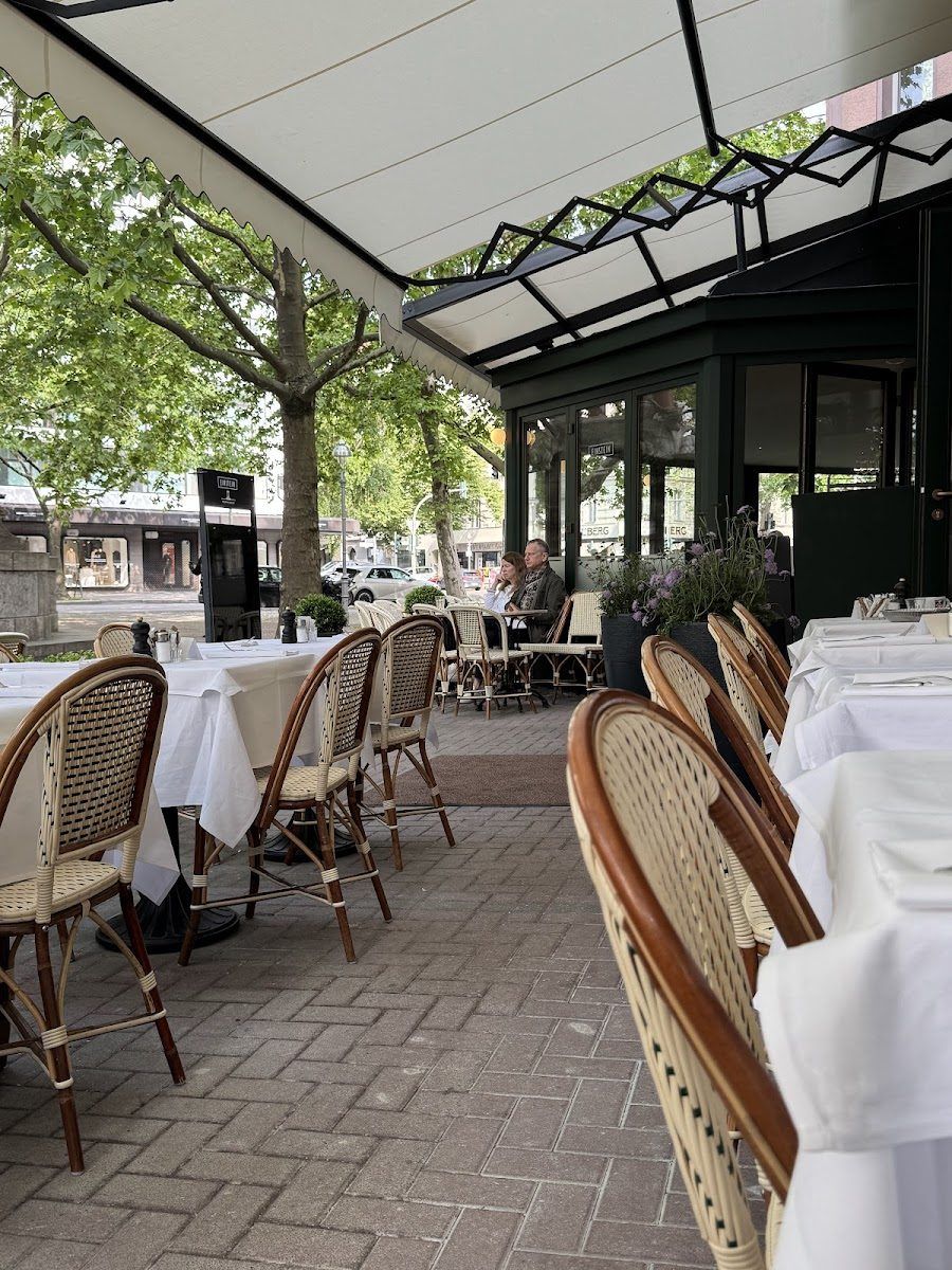 Mommsen Eck bar service