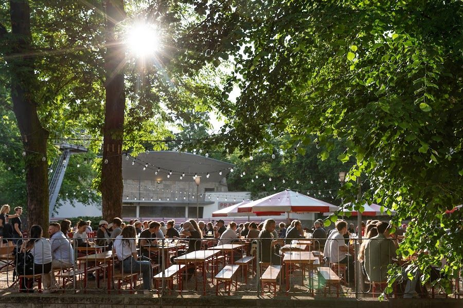 Prater Garten bar service