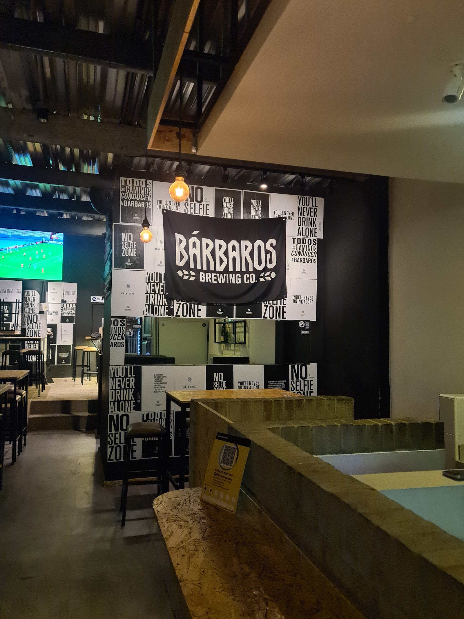 Cervecera Aleobertson Bogota bar interior