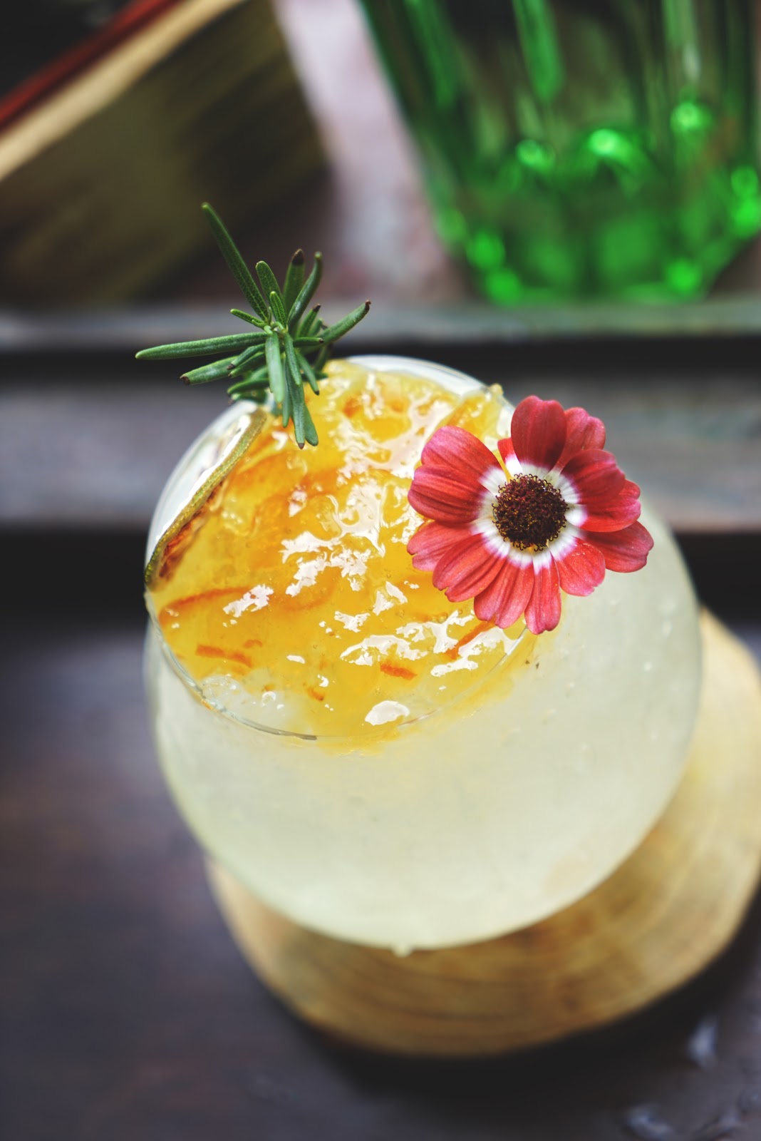 Botanical cocktail on a dark bar counter, similar in feel to Huerta Cocteleria Artesanal Bogota