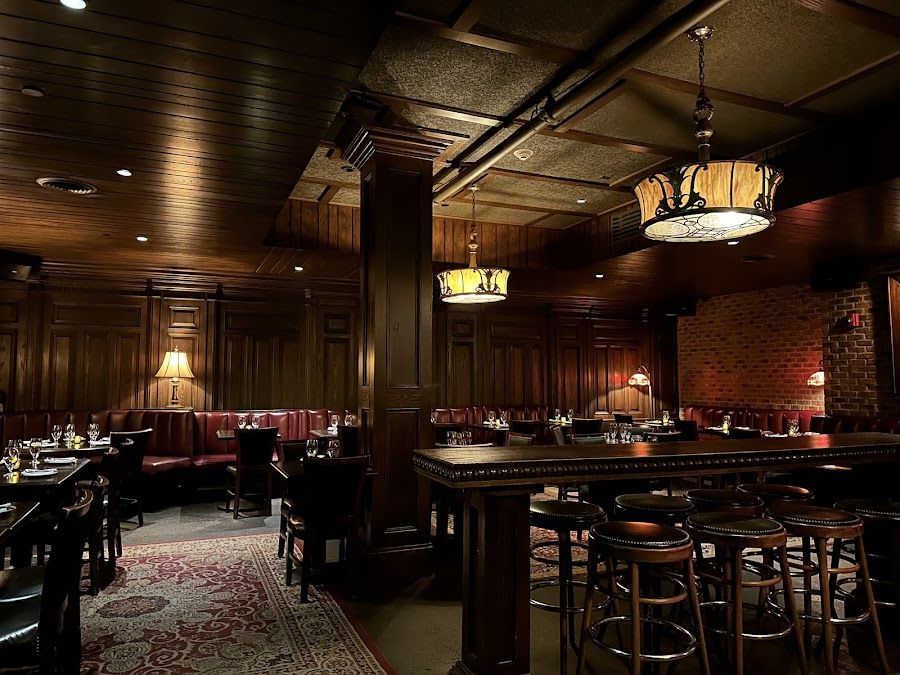 Saloon Davis Square atmosphere