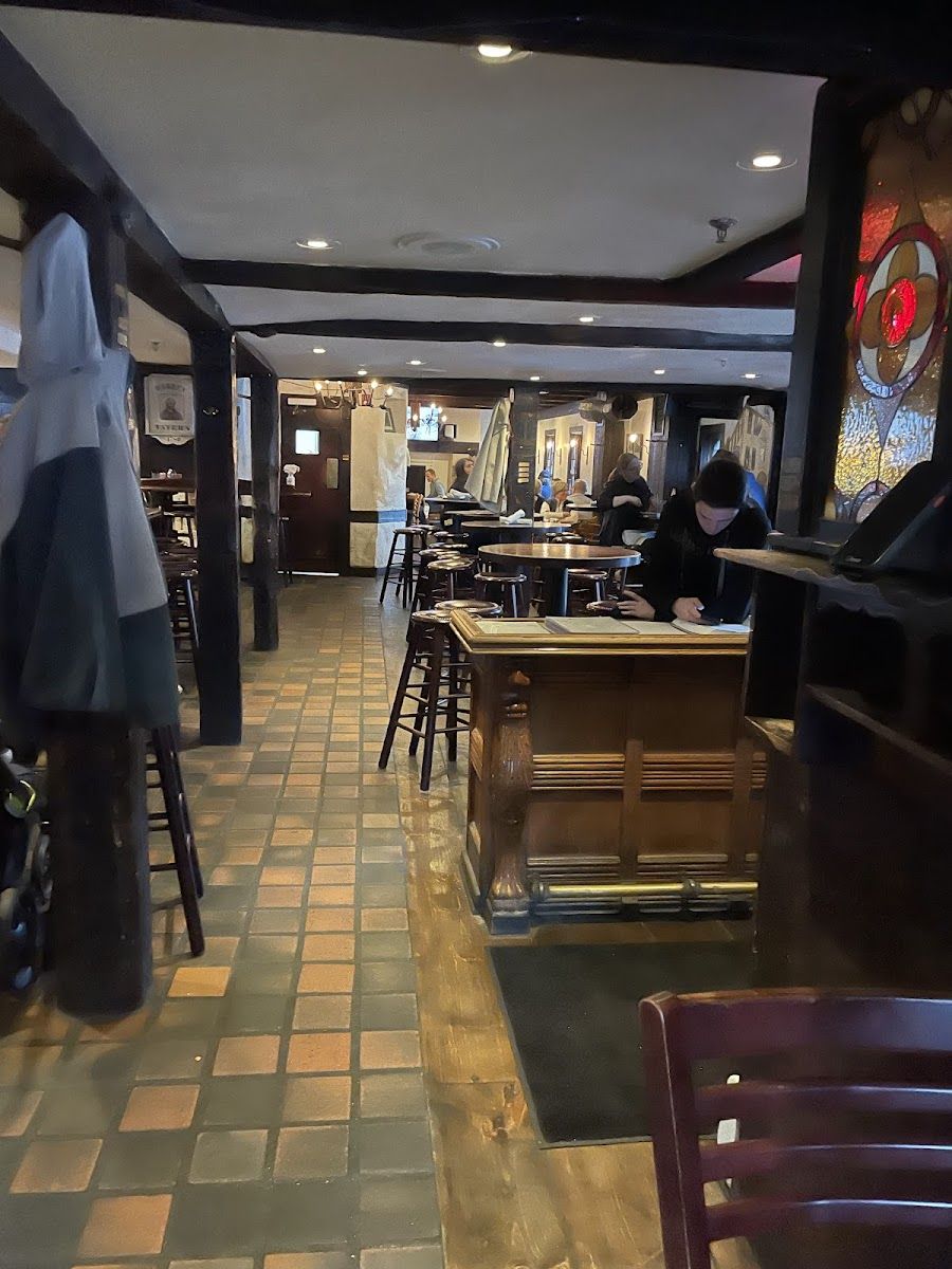 The Warren Tavern bar service