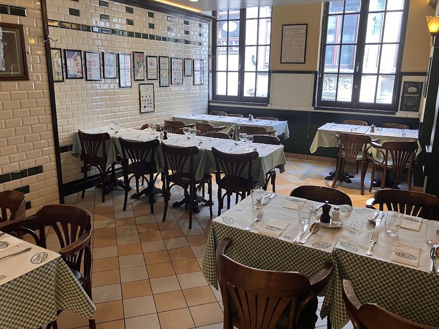 Chez Leon Bar bar service