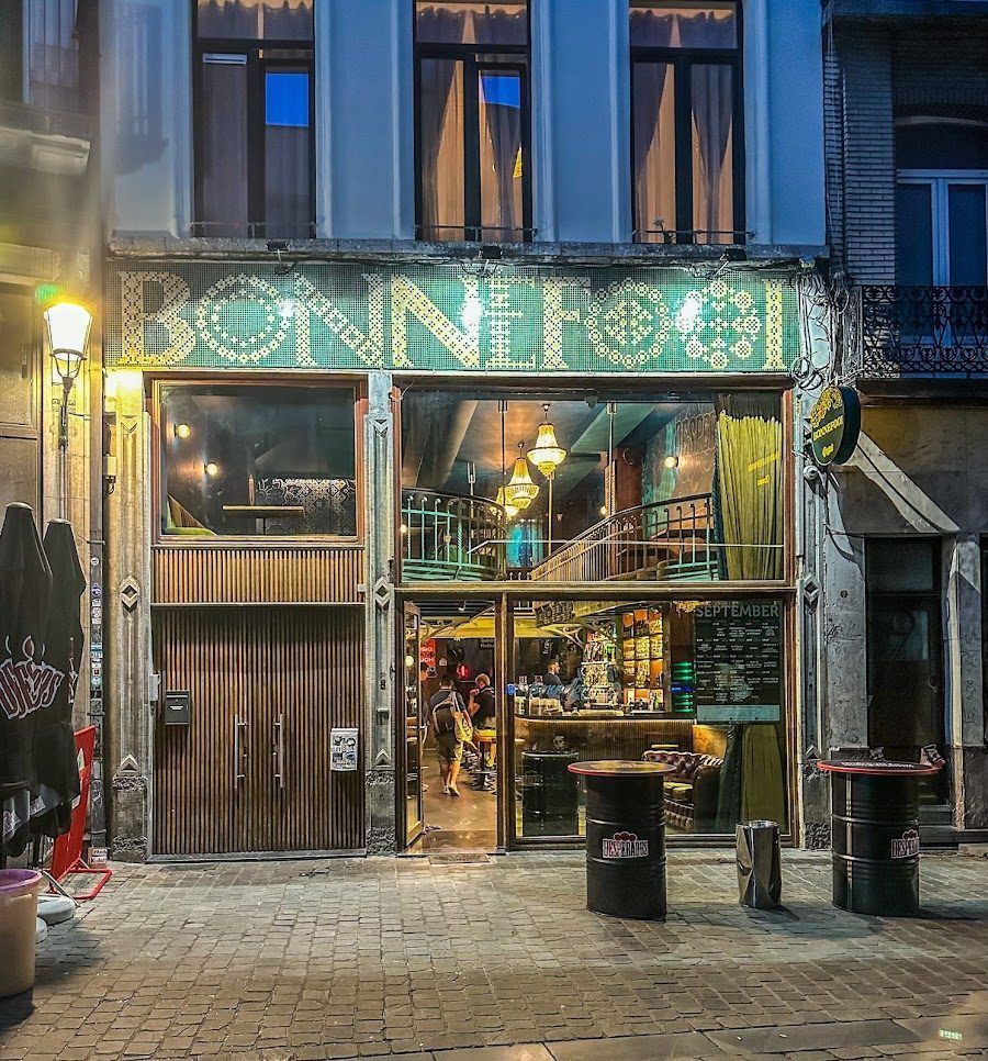 Cafe Bonnefooi bar service