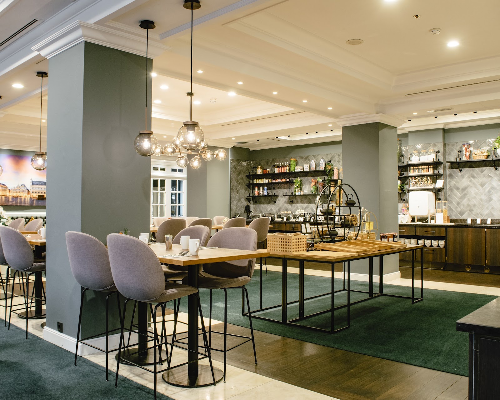 Hilton Grand Place bar counter