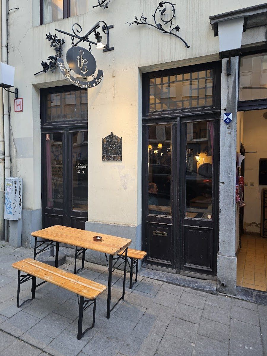 La Fleur en Papier Dore bar service