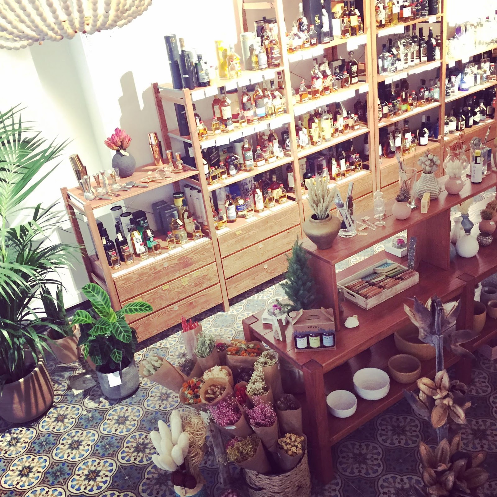 Liqué bar counter
