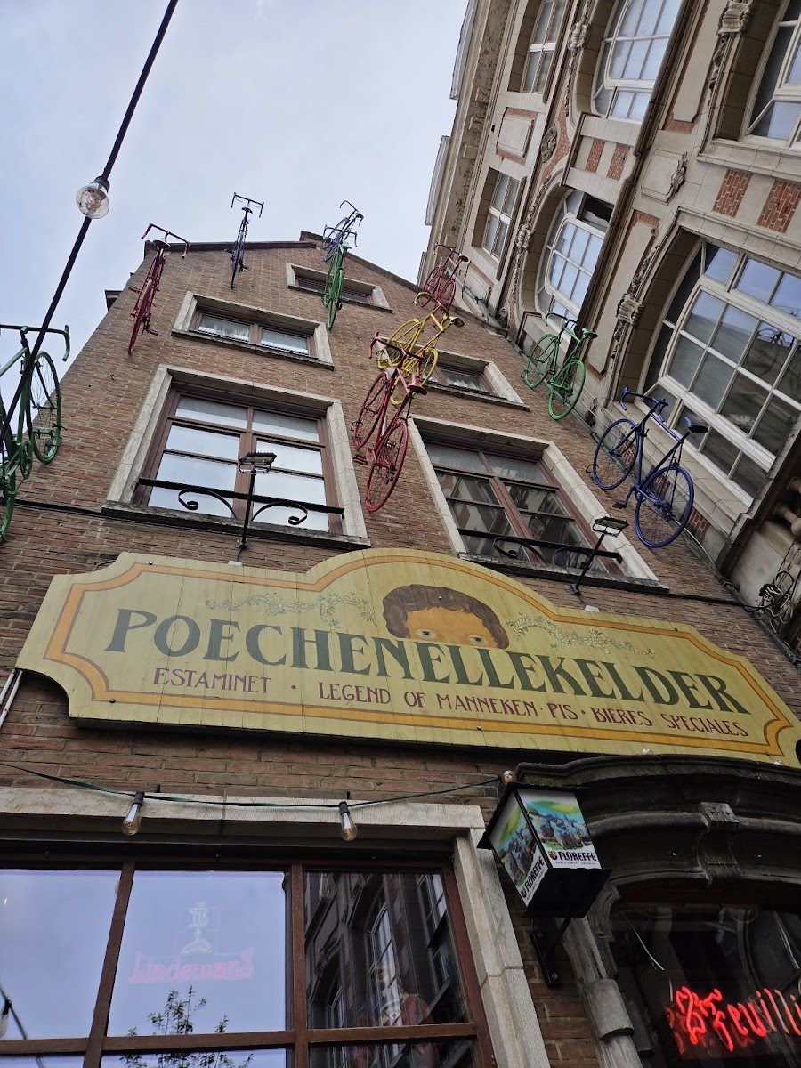 Poechenellekelder bar service