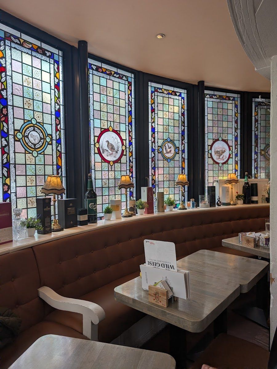 The Globe Irish Pub bar service