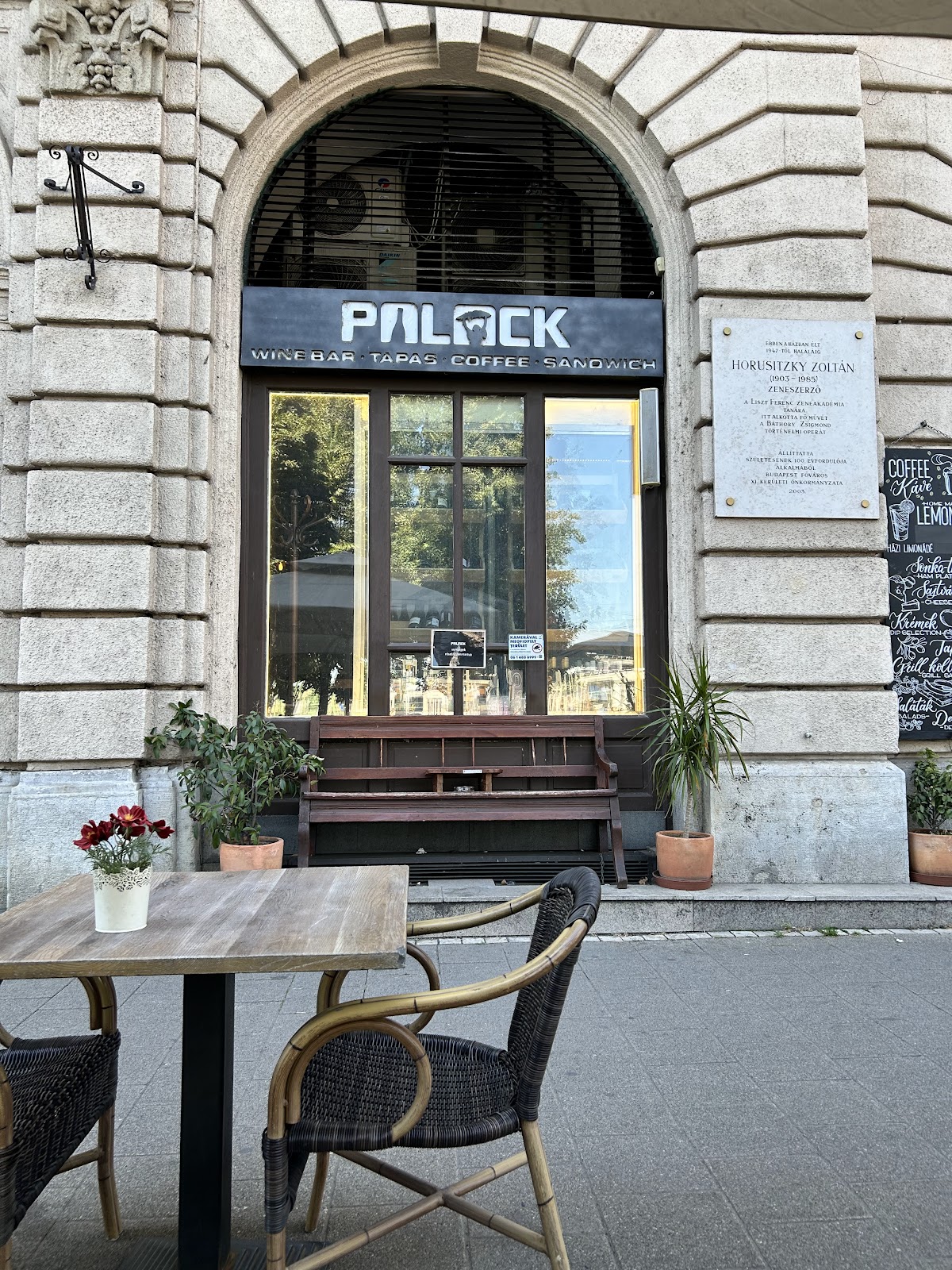 Palack Borbár, Budapest