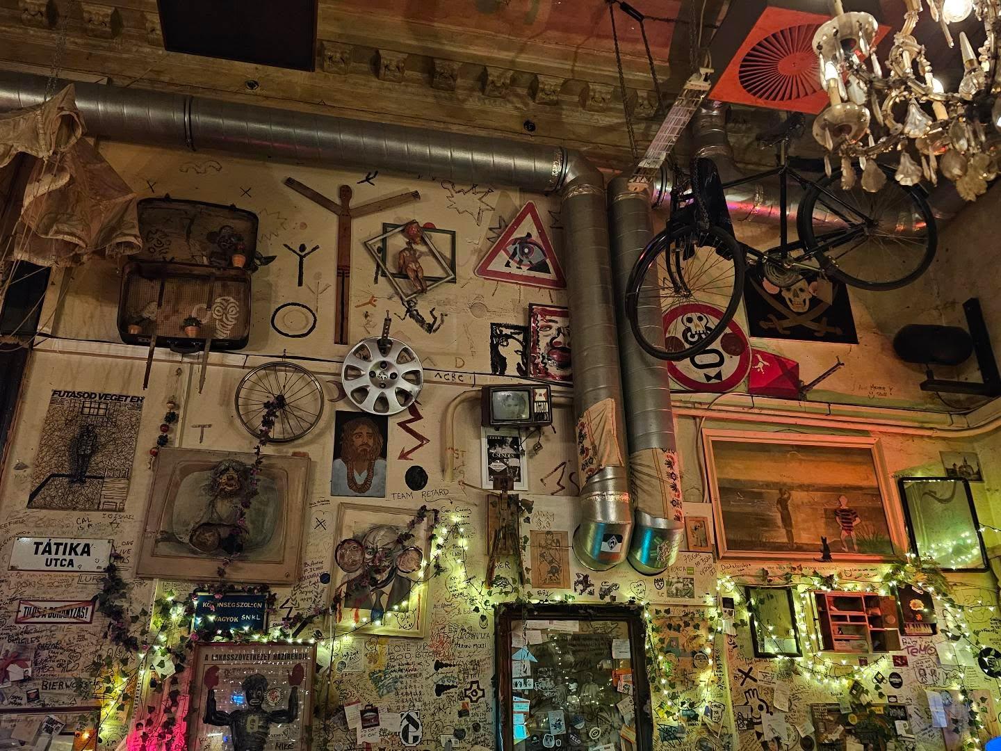 Csendes Vintage Bar &amp; Cafe in Budapest