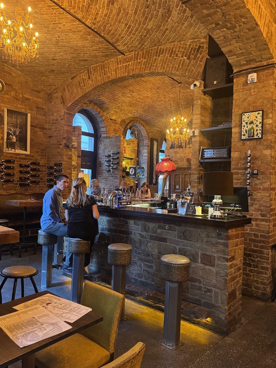 Doblo Wine & Bar bar service