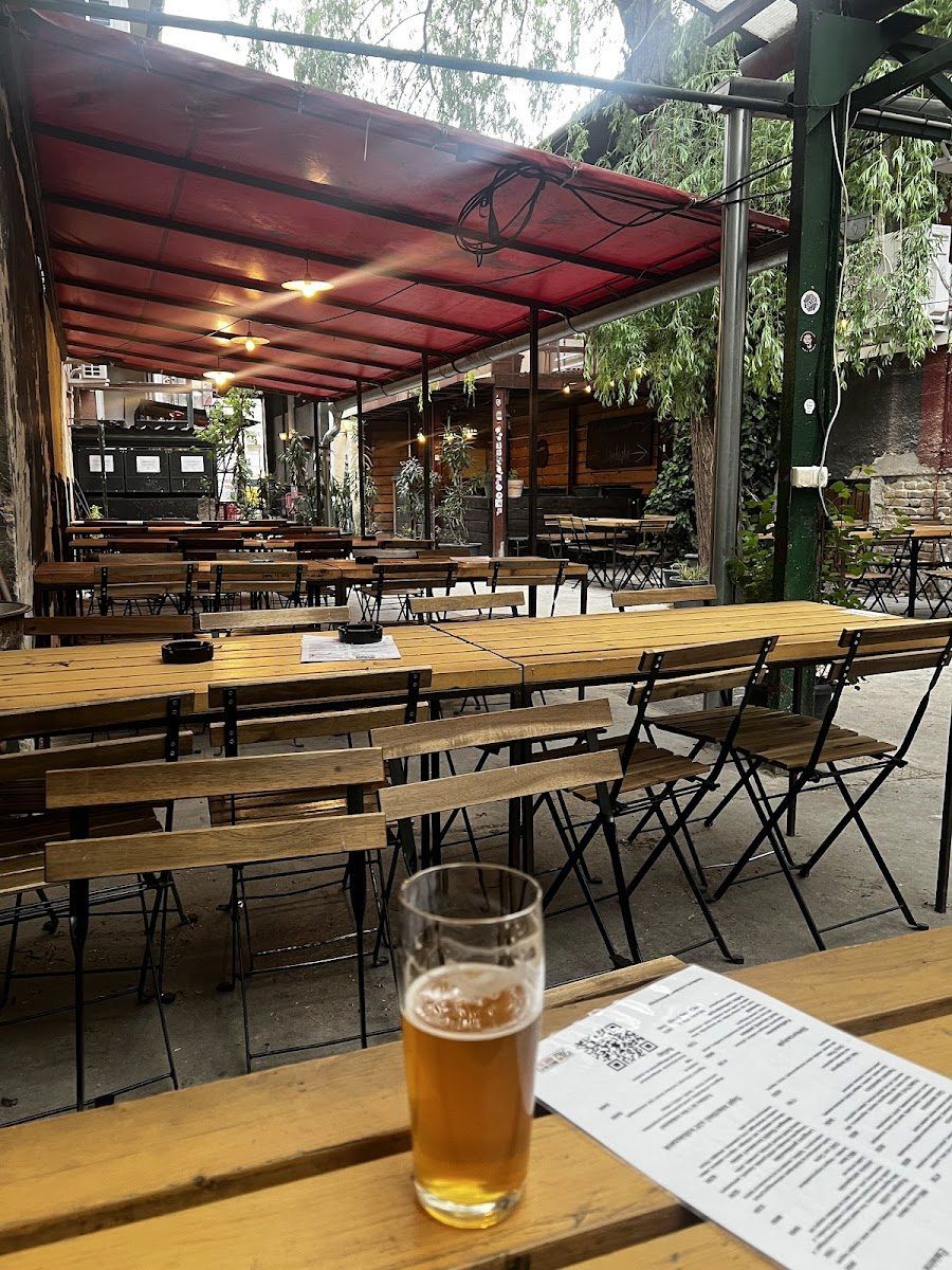 Elesztohaz Brewery bar service