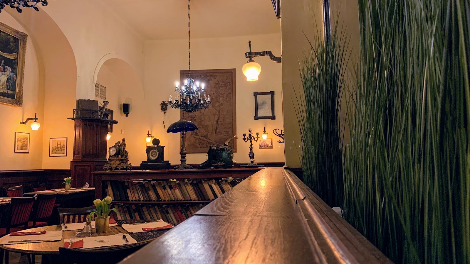 Kis Kakukk Budapest bar interior