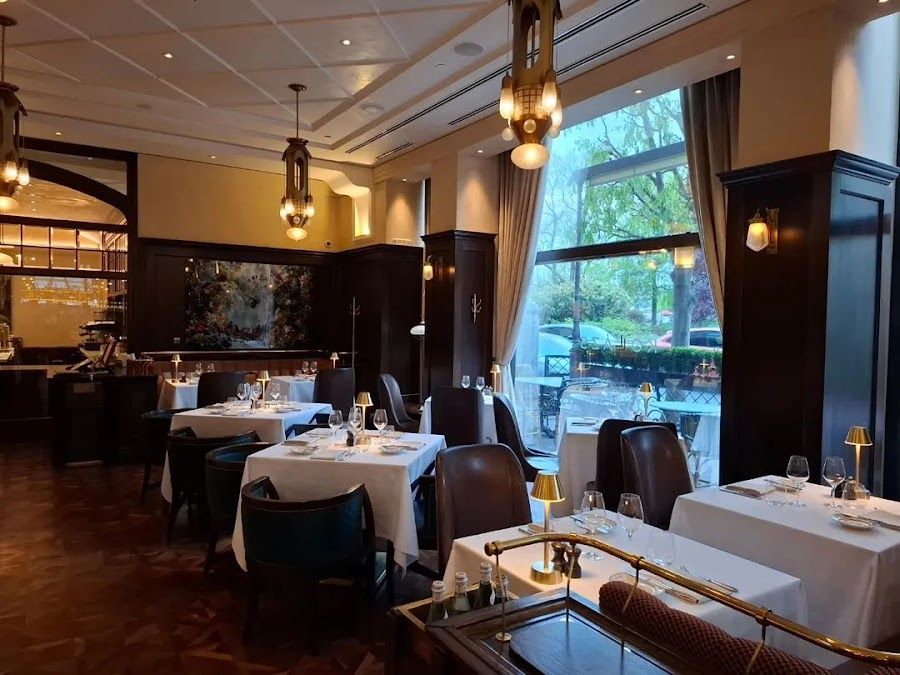 Kollazs Brasserie & Bar bar service