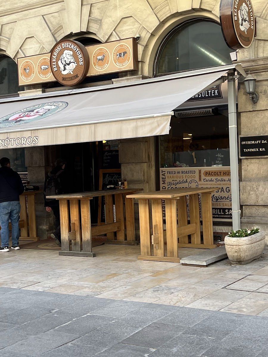 Pesti Disznotoros bar service