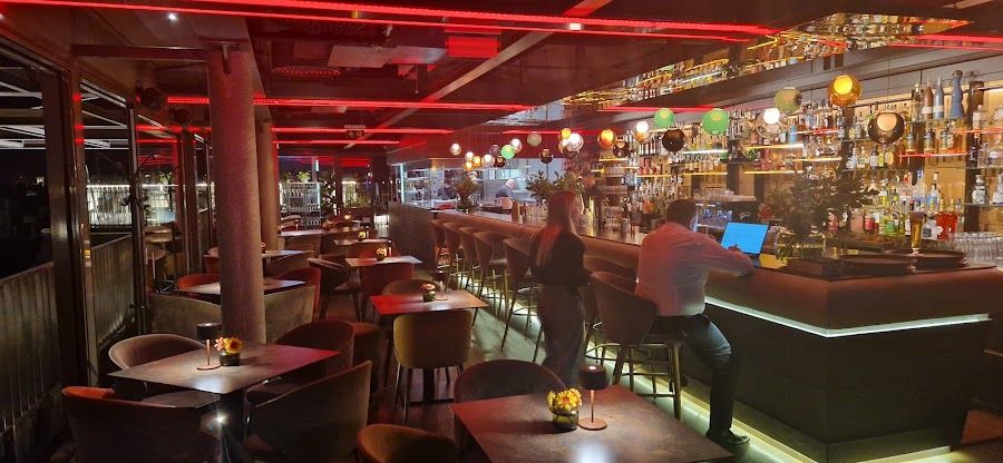 St Andrea Skybar bar service
