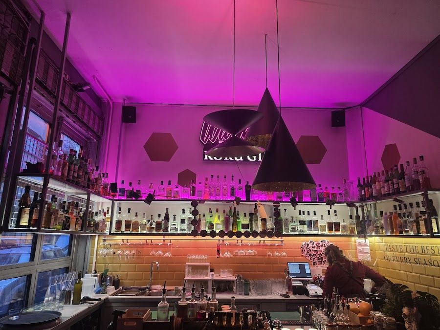 Warm Up Cafe bar service