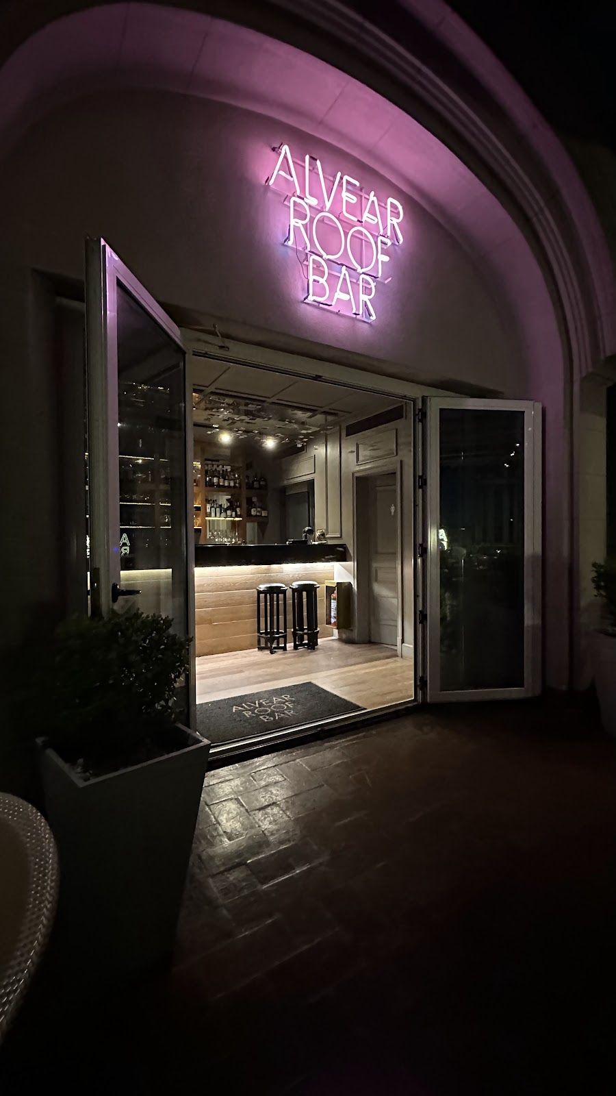 Alvear Roof Bar bar service