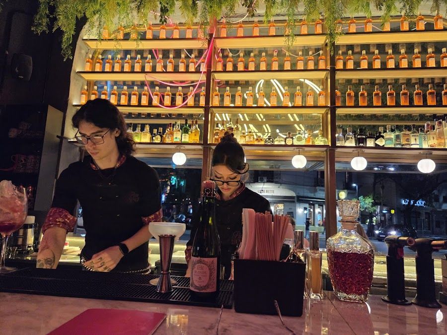 Cara y Cara Bar bar service
