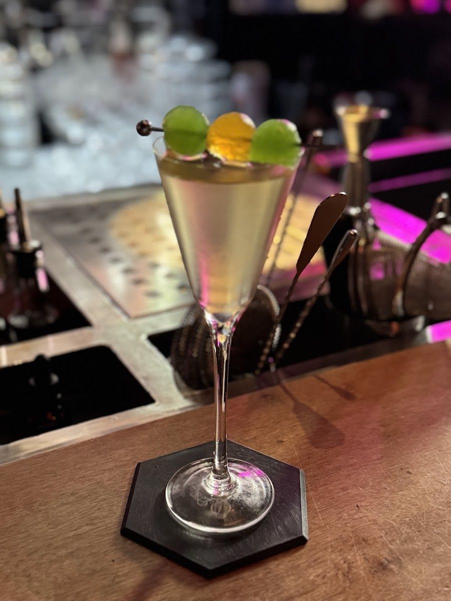 Tres Monos bar service
