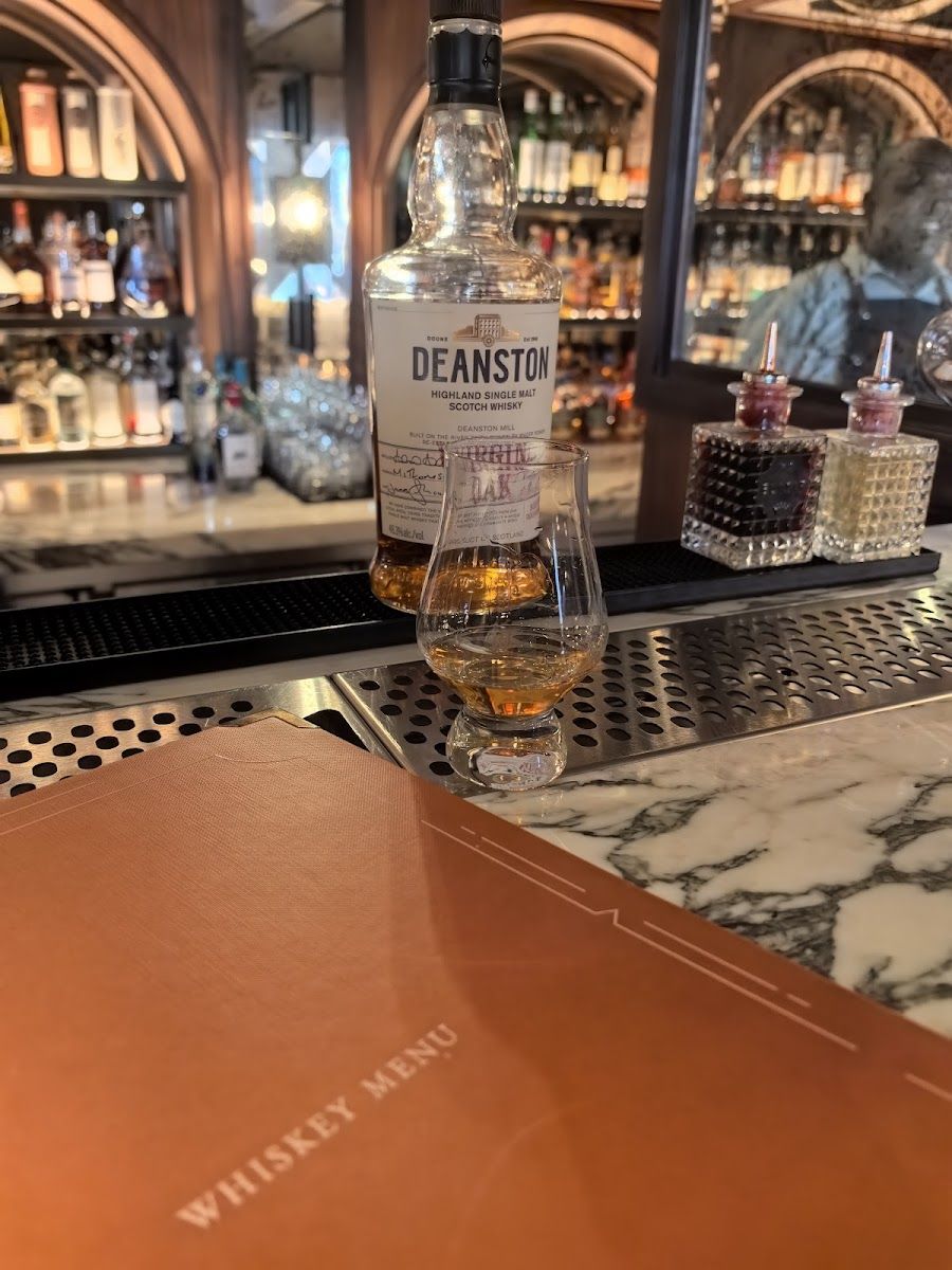 Bascule Whisky Wine & Cocktail Bar bar service