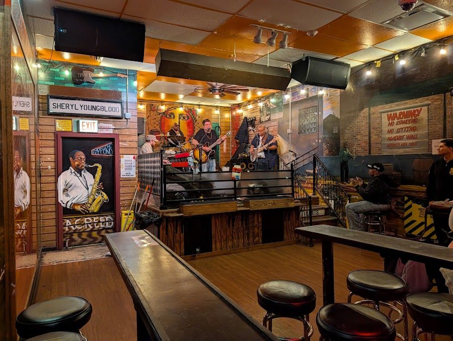 Kingston Mines Chicago interior