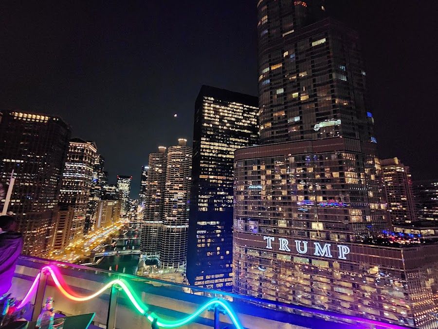 LH Rooftop cocktail at the bar