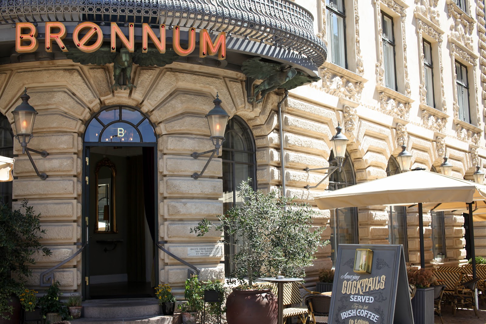 Elegant dark cocktail bar with carved wood, similar in mood to Brønnum in Copenhagen