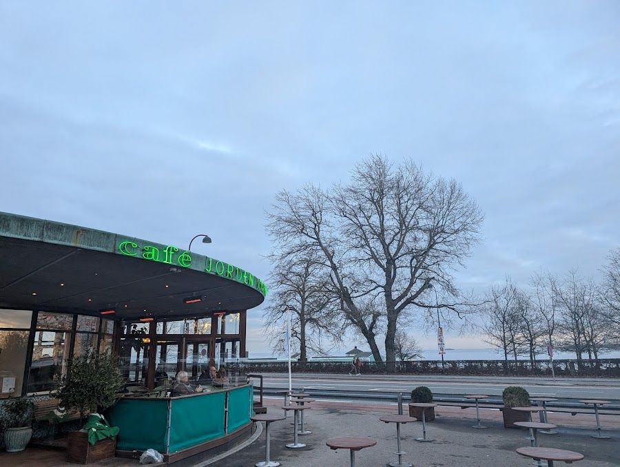 Cafe Jorden Rundt bar service