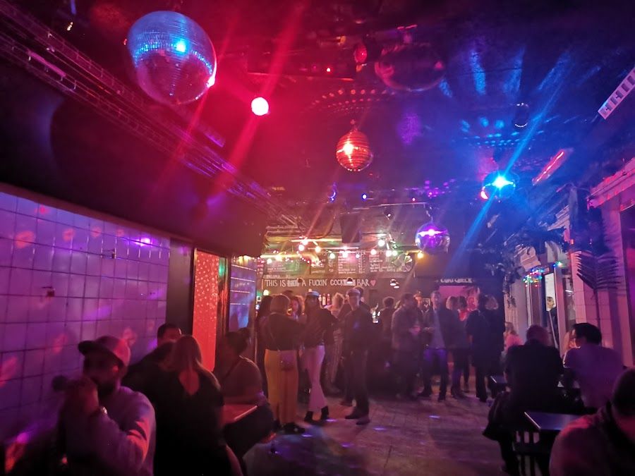 Jolene Bar bar service
