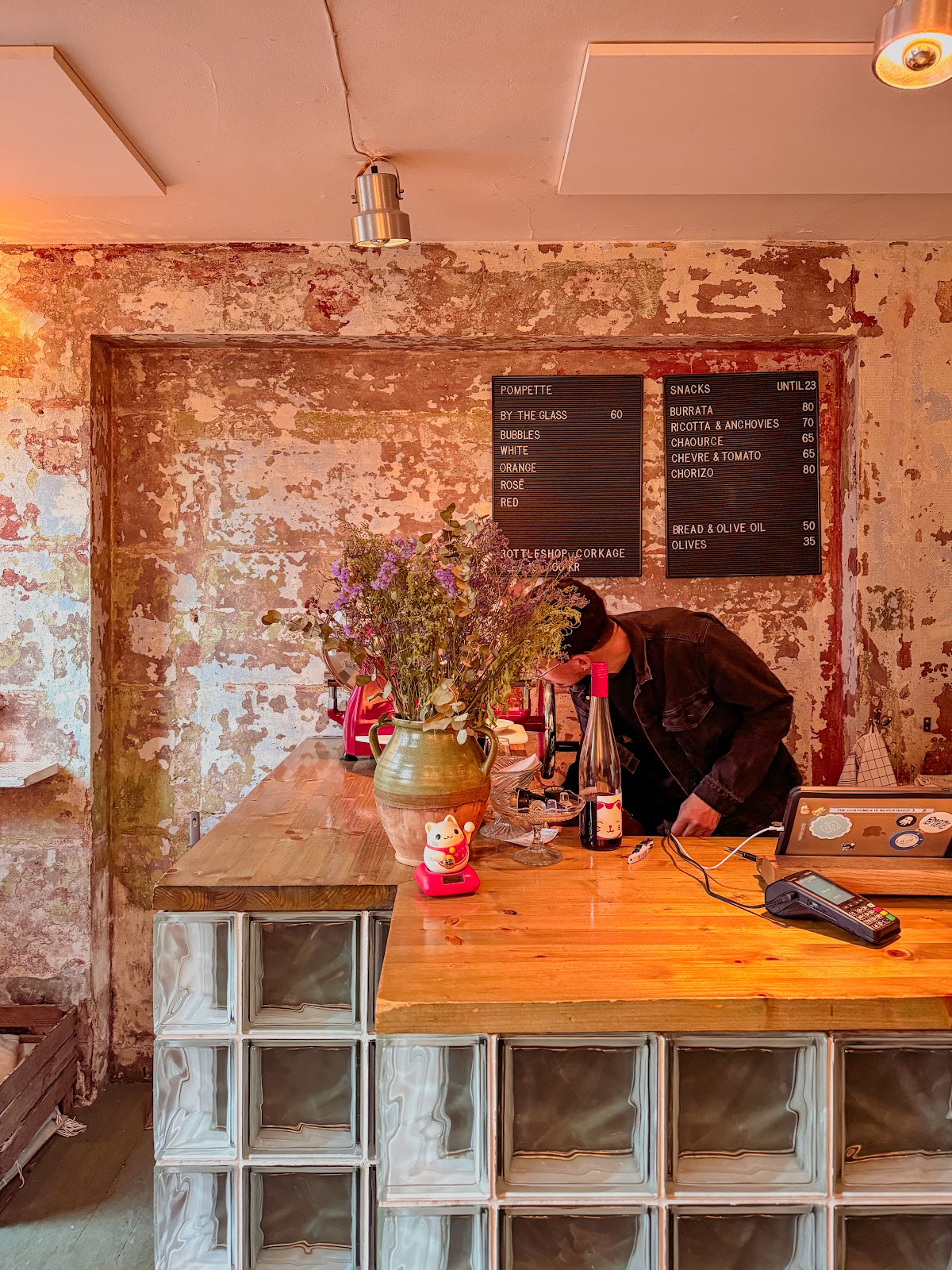 Pompette bar counter