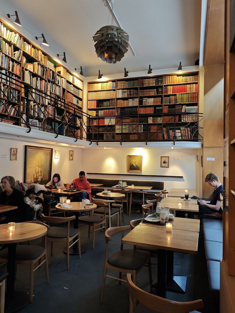 Paludan Bog & Cafe bar service