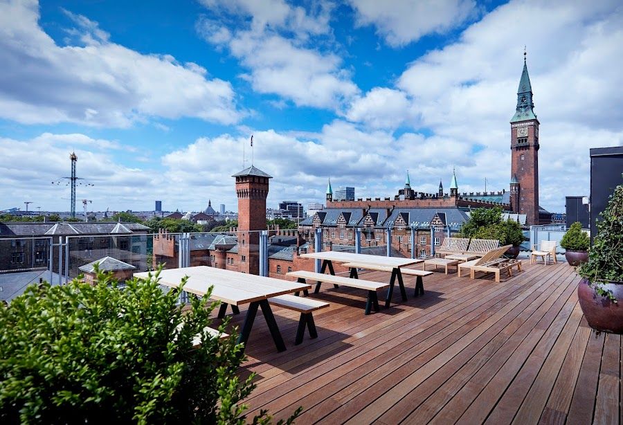 Ved Kanten Rooftop cocktail at the bar