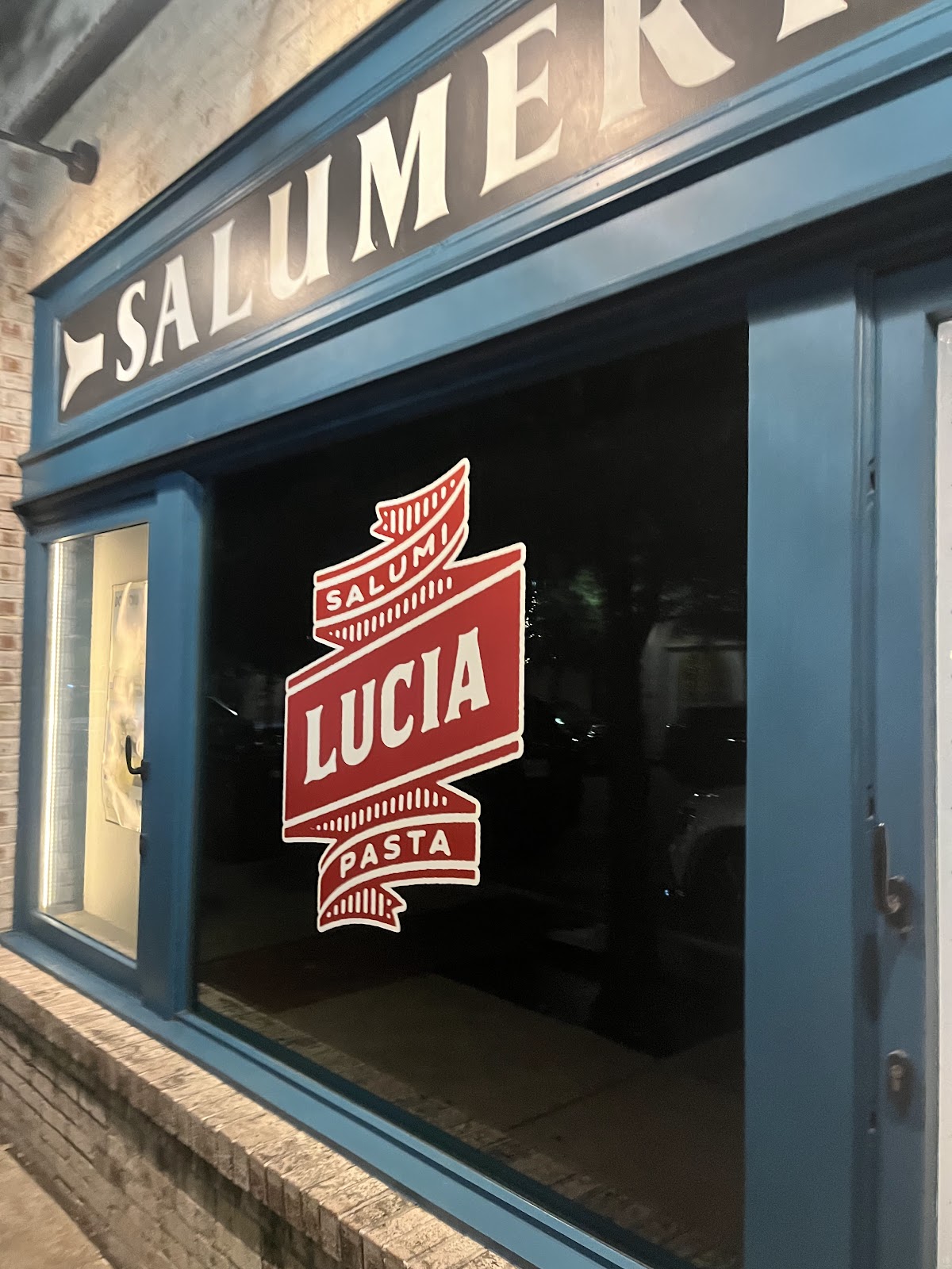 Lucia, Dallas