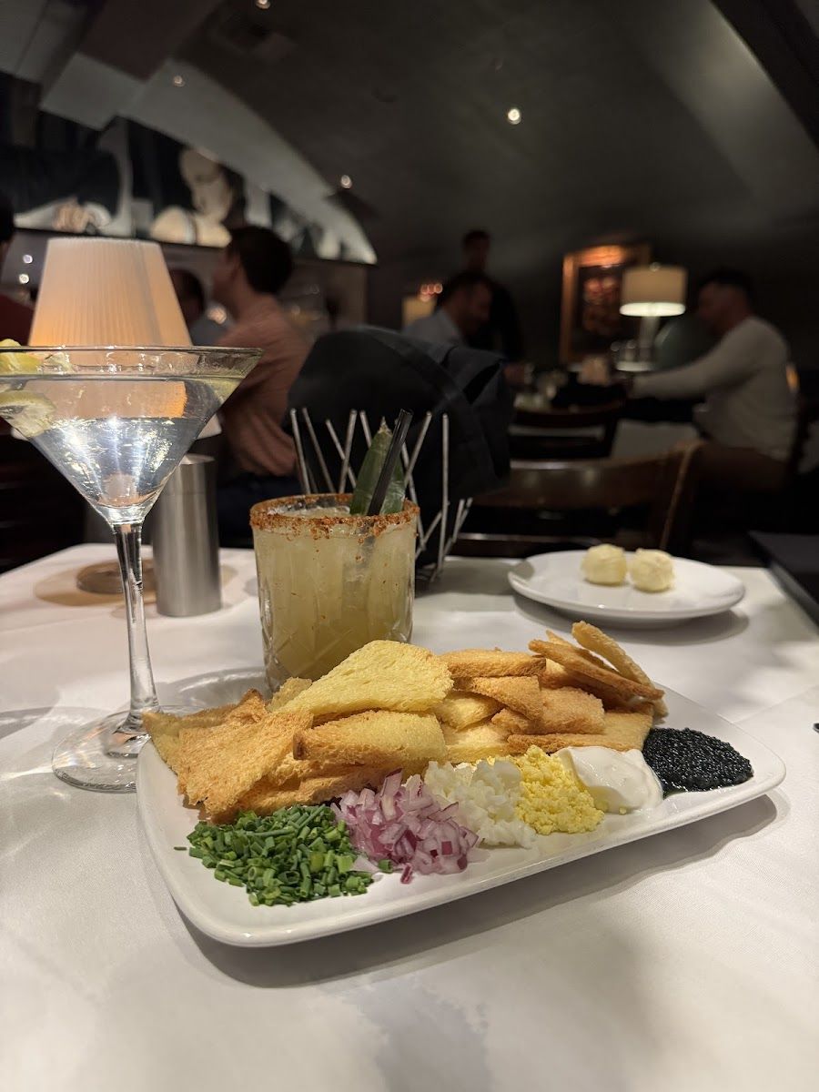 Nick & Sam's Steakhouse Bar bar service