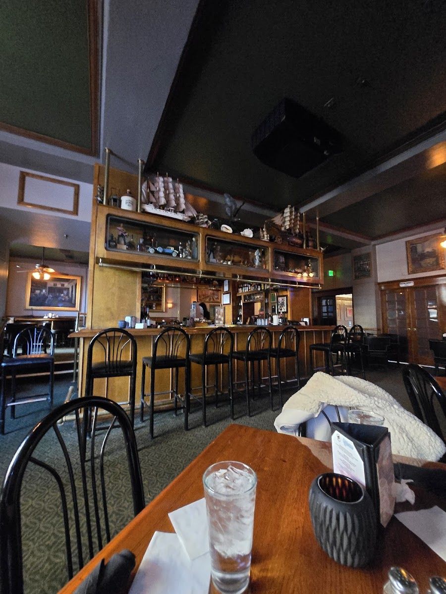 Charlie Brown's Bar & Grill Capitol Hill atmosphere