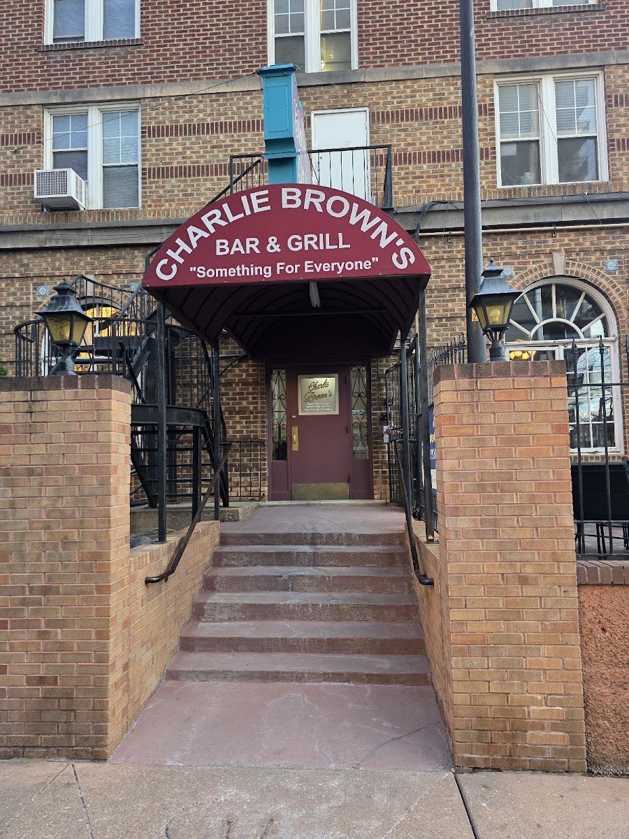 Charlie Brown's Bar & Grill bar service