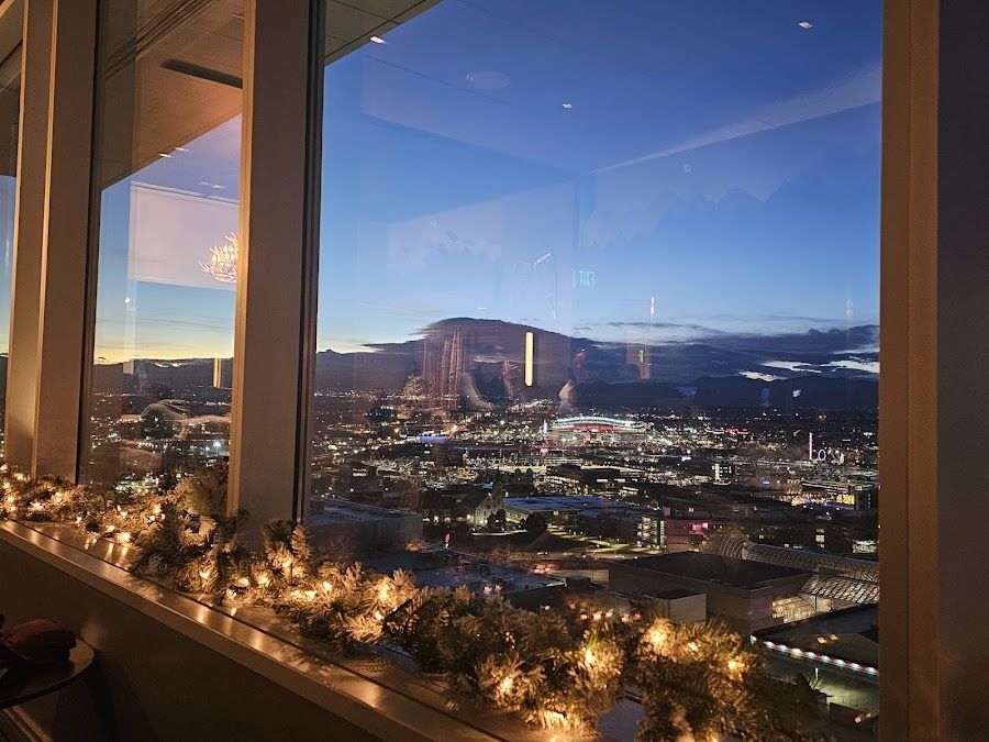 Peaks Lounge at Hyatt Regency Denver interior
