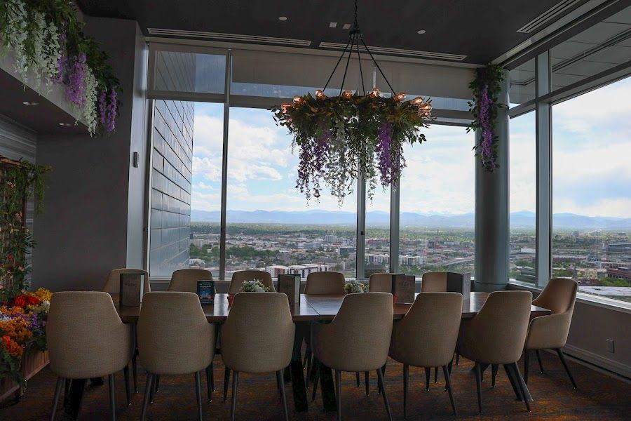 Peaks Lounge at Hyatt Regency Downtown atmosphere