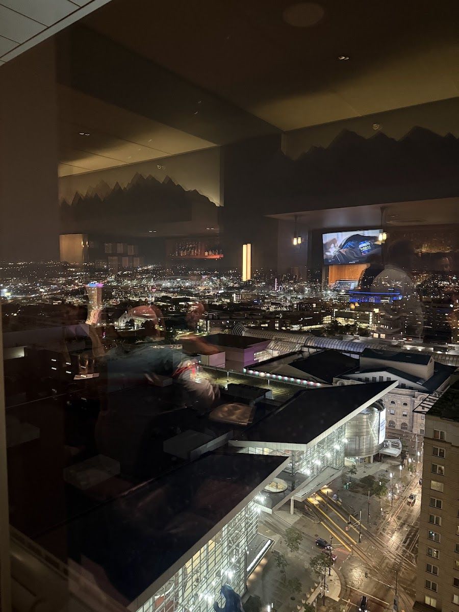Peaks Lounge at Hyatt Regency bar service