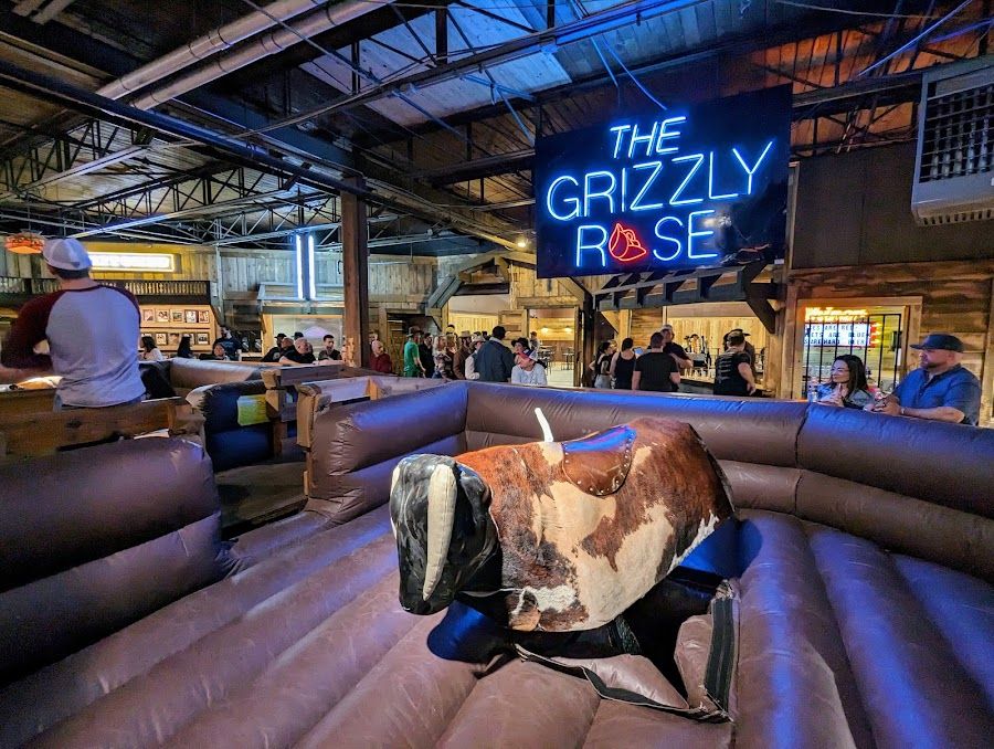 The Grizzly Rose Globeville atmosphere