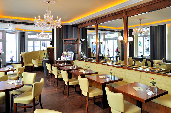 Lloyd Caffe Dresden bar interior