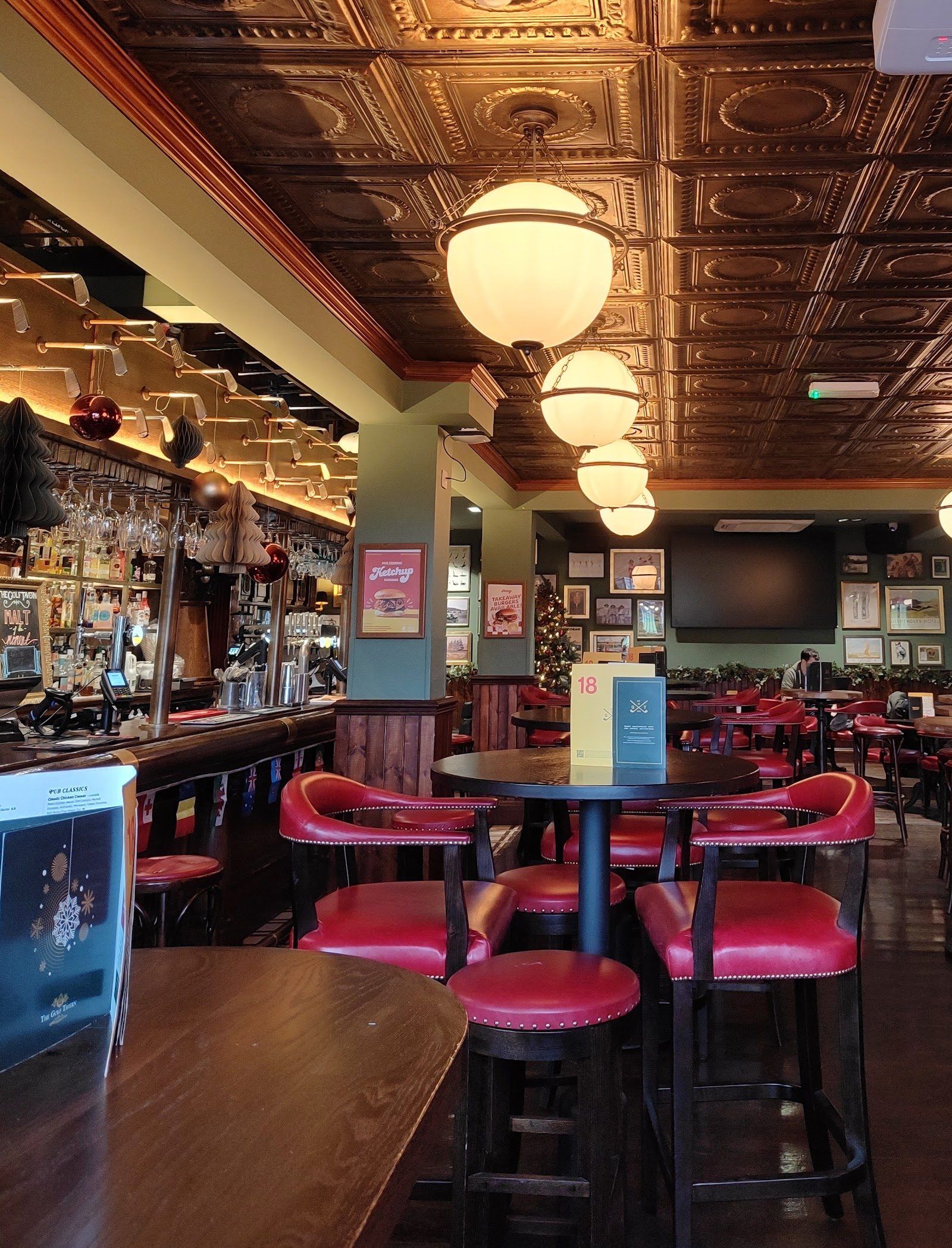 The Golf Tavern Edinburgh bar interior