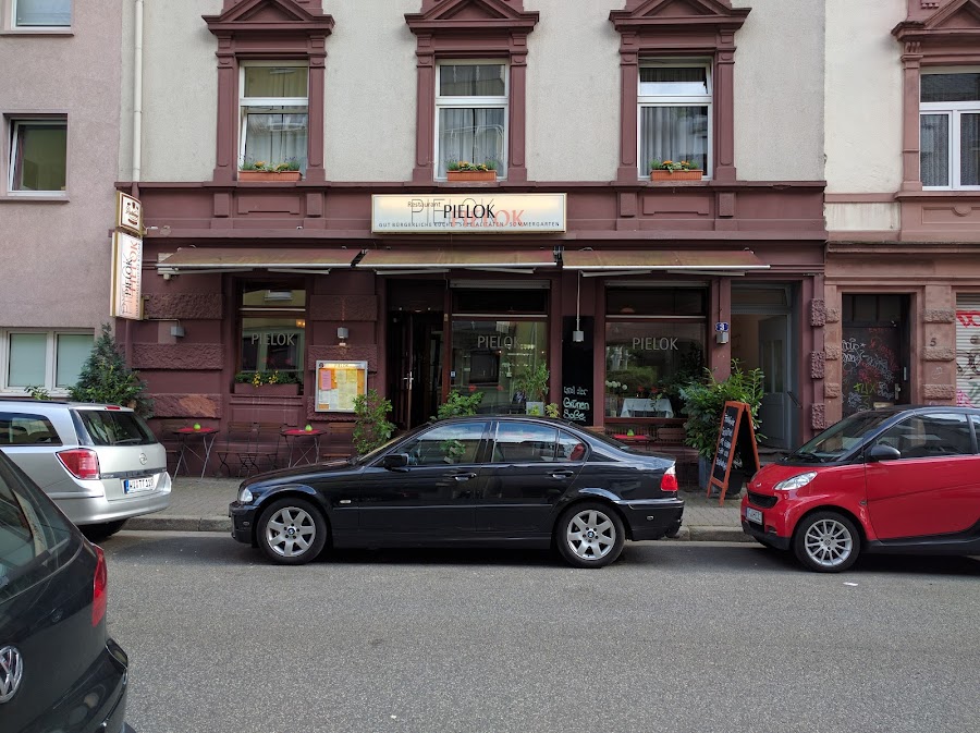 Traditional Frankfurt tavern benches like Pielok kept