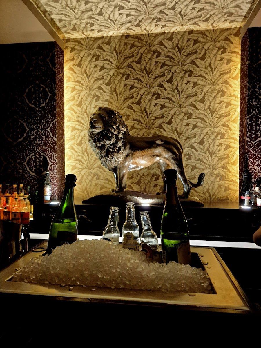 Le Lion Bar de Paris bar service